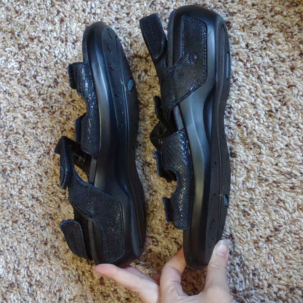 New Balance Aravon Size 8 Velcro Strappy Black Leather Sandal